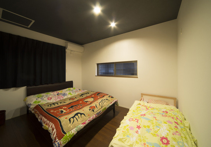 深い色で作り出したシックにまとめ、やりすぎ感のないセンスの良さの感じられる主寝室