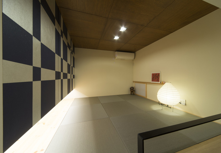 アートのような和室建具が映える、天井高を低めにした安堵感ある和室