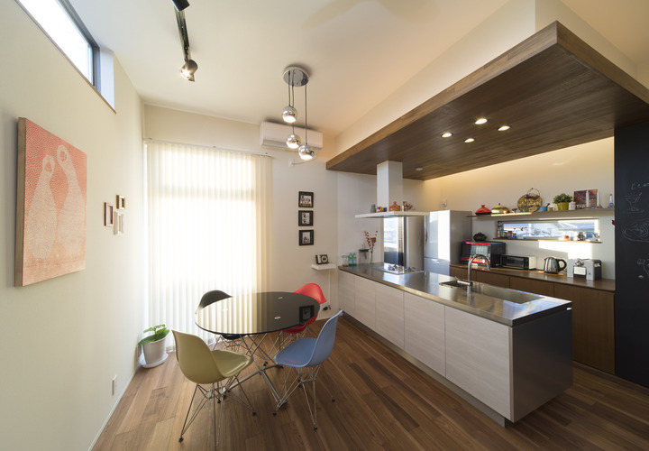 深みのある落ち着いた自然素材が、カフェのようなダイニング・キッチン