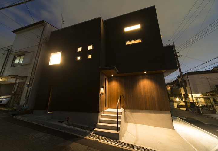 スクエア型の窓自体が照明器具になったかのような、美しく癒される夜の佇まい