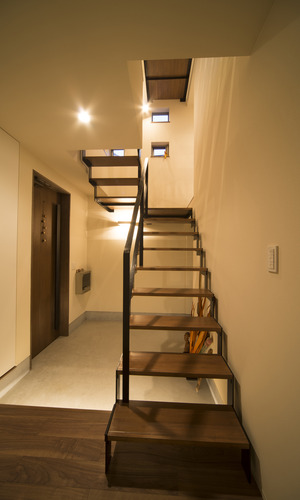 細かな部分のデザインにこだわり、スクエアなモチーフと深い色で作り出した玄関ホール