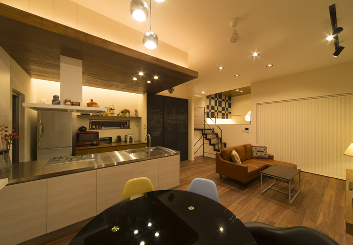 照明器具を上手に使い、光のボリュームバランスをこだわり抜いたLDK