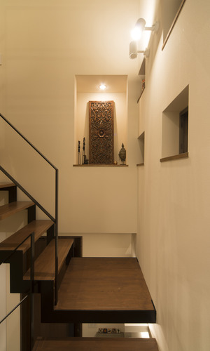 尊い雰囲気にまとめられたニッチと、スマートな階段が清々しい階段周り