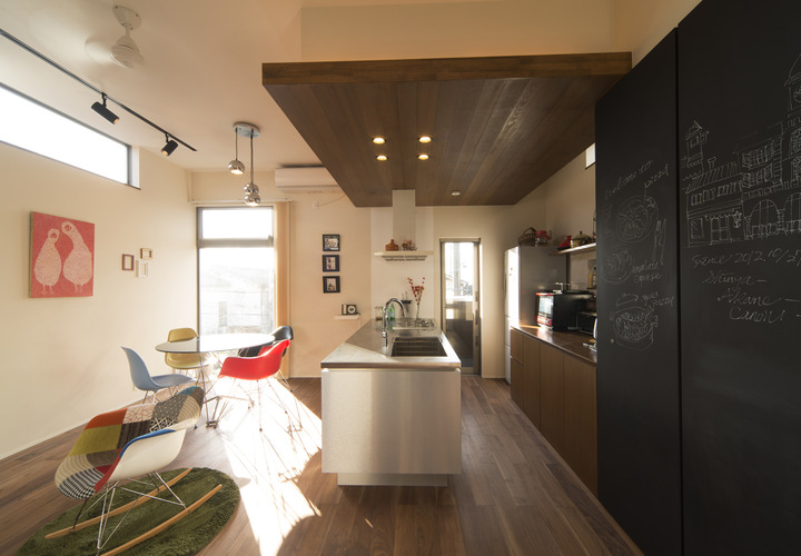 いくつものイームズ・チェアが、ハイセンスな空間に輝いているダイニング・リビング