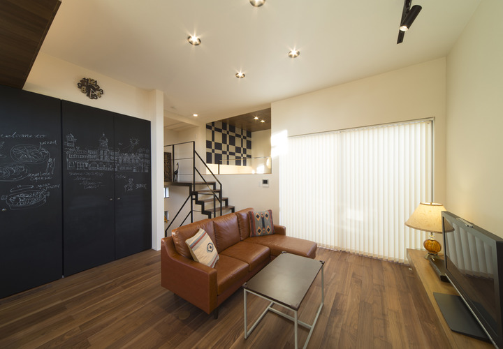 家族が自然と集まる居心地の良い、印象的なリビング