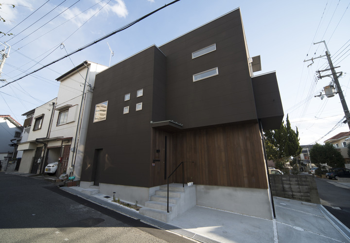 ありきたりなツートンではなく同系色で素材の違いを見せることで、上級者のセンスを感じる外観