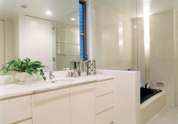 白で統一した浴室洗面にもグリーンを添えて