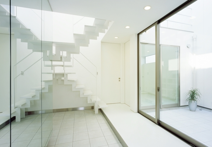 ガラスに映り込む白い階段が美しい