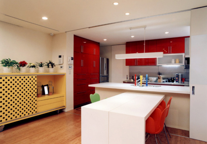 観葉植物が似合うポップなダイニング・キッチン