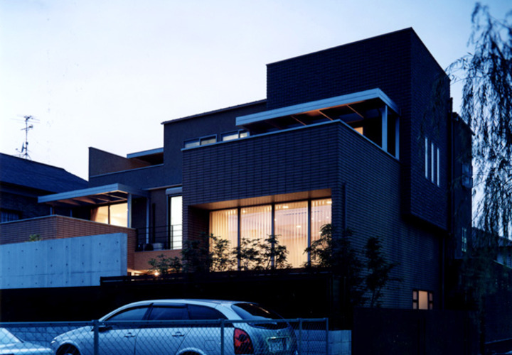 家族を包むやわらかい灯り