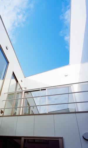 建物に縁取られた青空が広がる