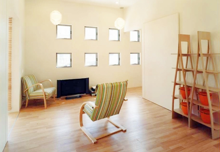 リビングにはモダンな照明とモダンな家具