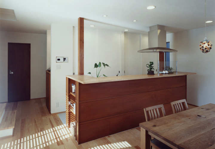 存在感ある木製カウンターのキッチン