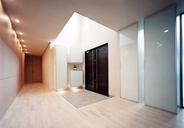 吹き抜けになっている開放感ある玄関