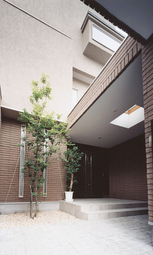 大きく育ってほしい、玄関前のシンボルツリー