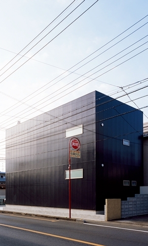 モダンでシャープな外観