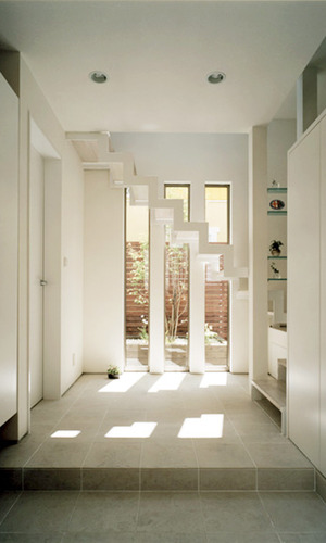 幾何学的な階段フォルムもデザインの一部に