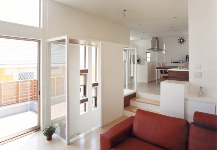 明るい日差しを取り入れるナチュラルな雰囲気のリビング