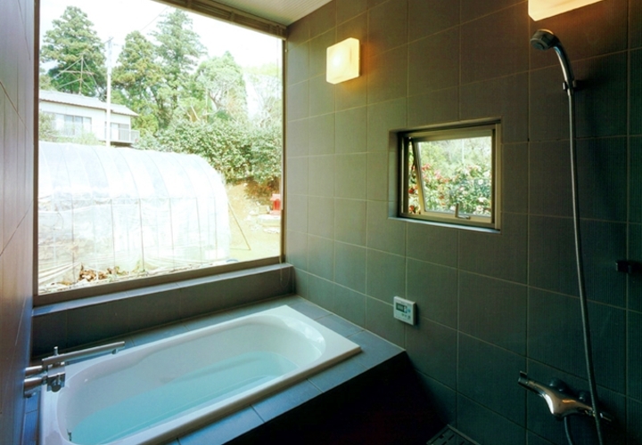 大きな窓で露店風呂のようなバスルーム
