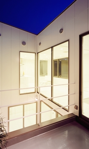 中庭に向けて大きくとった開口部