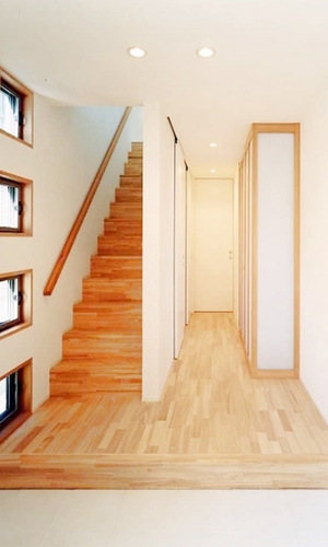 玄関からリビングへと繋がる階段