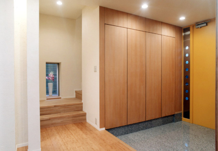 広々とした玄関から階段へ