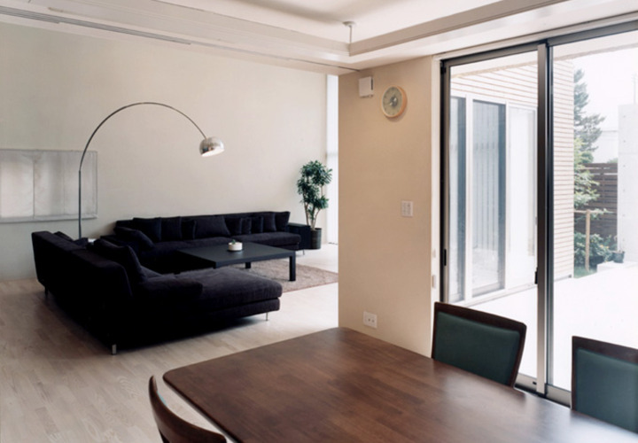 ダイニングからリビングを臨む