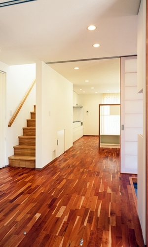 玄関ホールから階段、キッチンへ