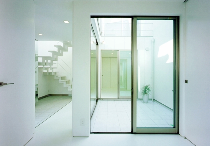 白い部屋と繋がる白い中庭