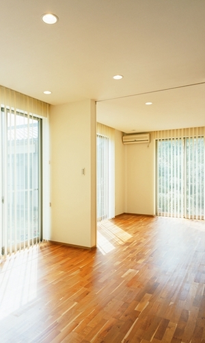 リビングの窓から自然の四季を感じる