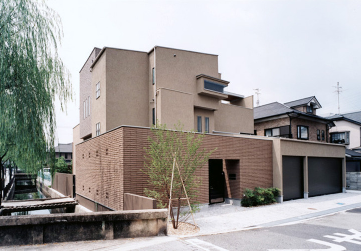 れんが造りの壁が風景にとけ込む