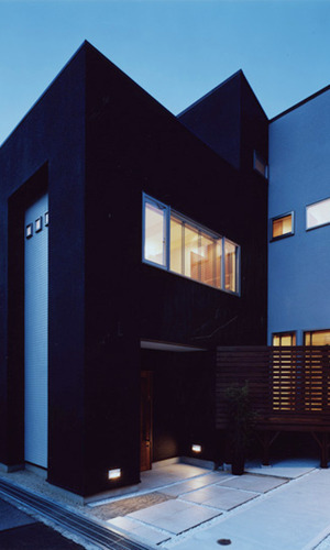 やわらかな灯りが包む夜の外観