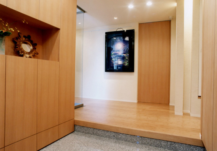 ナチュラルなウッド調でまとめた玄関