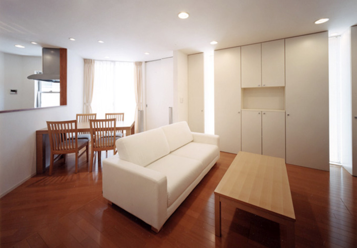 形によって区切られたリビングとダイニング