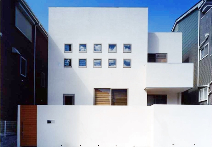 正方形の窓が並ぶ正面外観