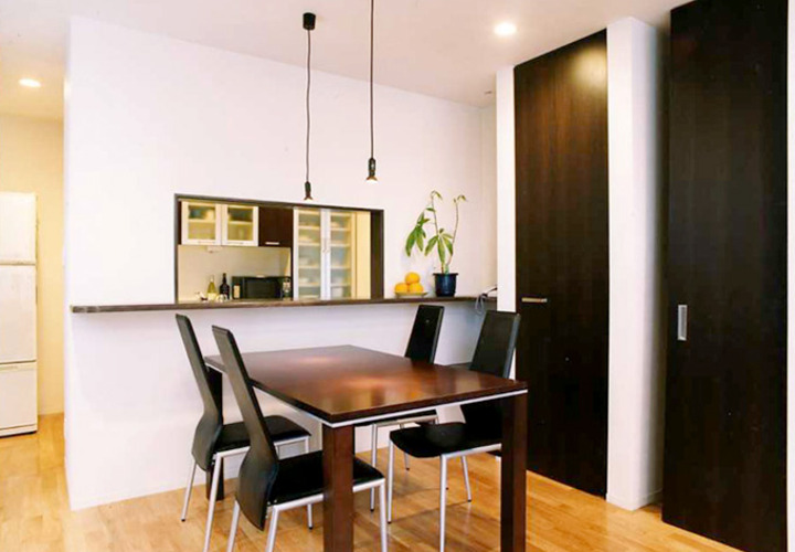 白い壁とダークカラーのコントラストが美しいダイニング