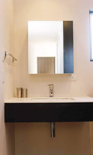 洗面台もモノトーンカラーで