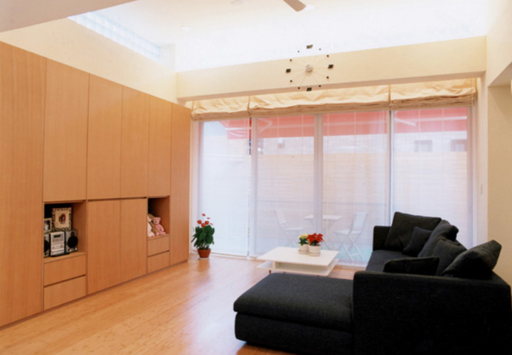 テラスへと開いた明るいリビング