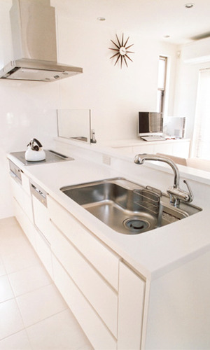 家族の顔が見える真っ白なキッチン