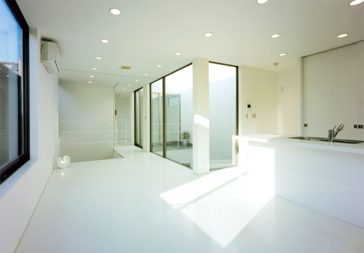 ダークな外観とは対照的に白く統一された内装