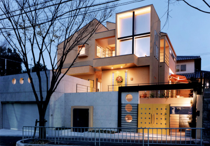 ライトアップで際立つ外観