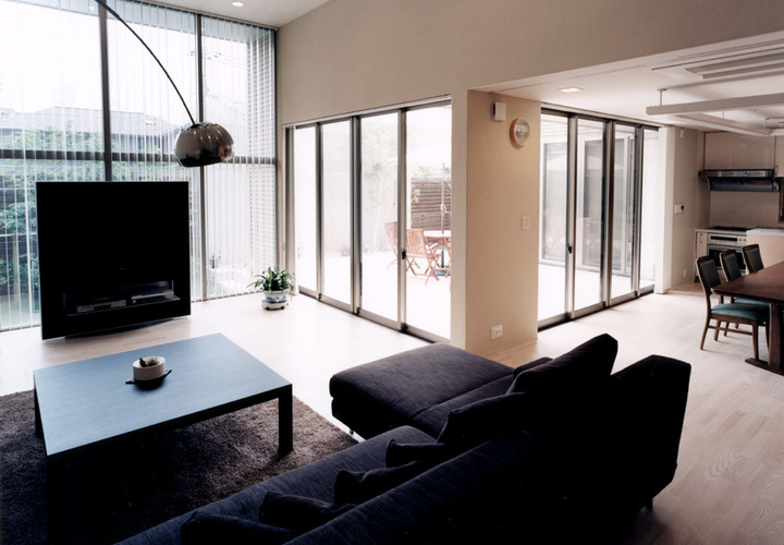 ガラス張りの中庭から日差しが入る