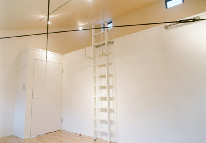 十字に張られたシンボリックなワイヤー