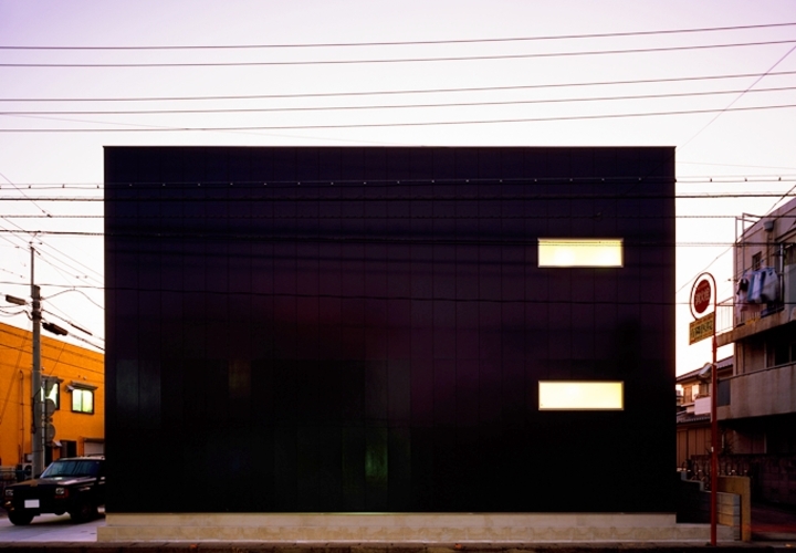 喧騒を断つ閉じた外観