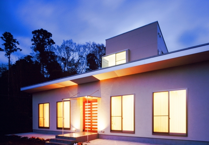 夕暮れにやさしいオレンジの灯り