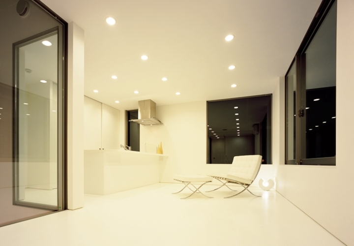 天井・壁・床・キッチンすべてを白く揃えて