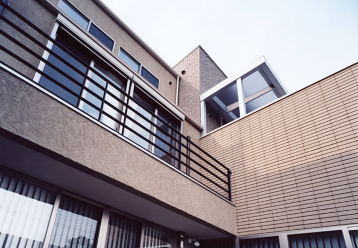 窓を多く設けて日差しを取り込む