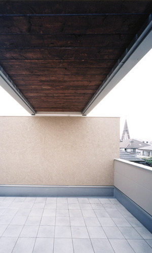 開放感を保ちながらベランダに屋根を