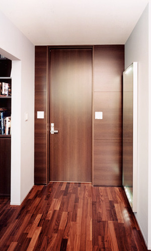 落ち着いた木目調扉