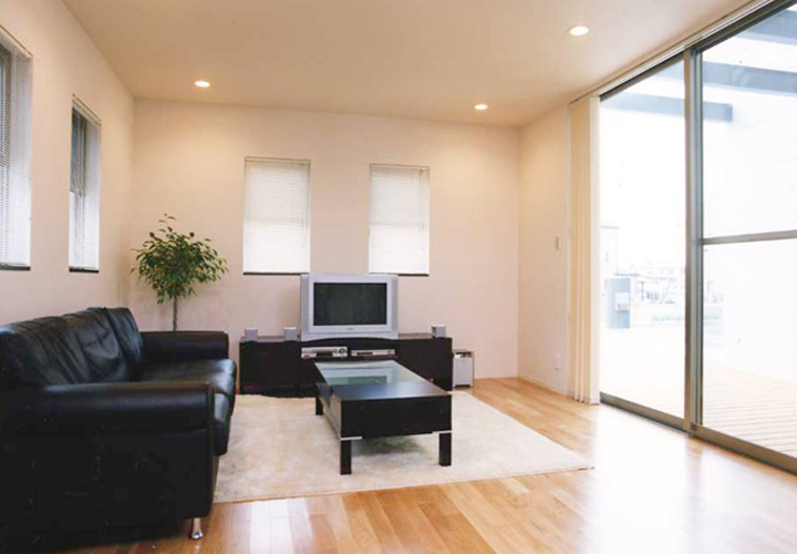 大きな窓のある明るいリビング